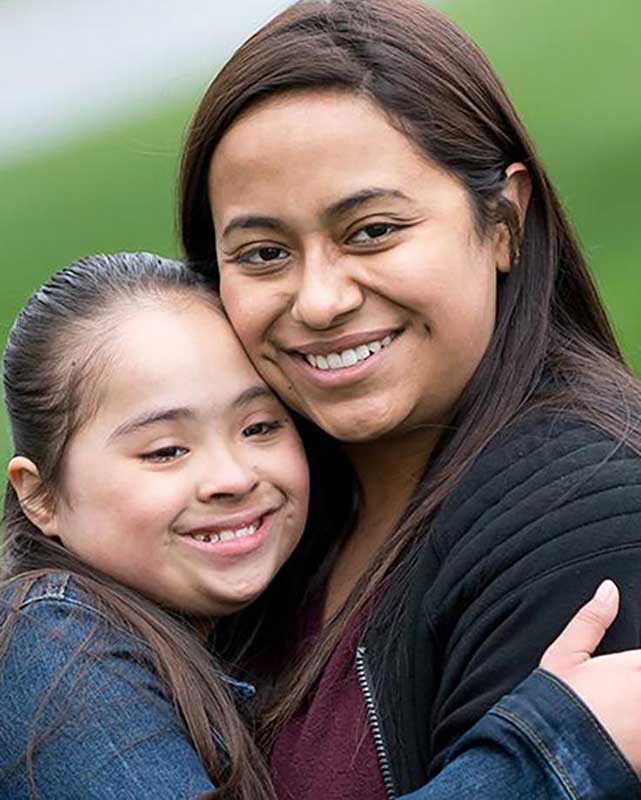 Dayanara and her mother hug.