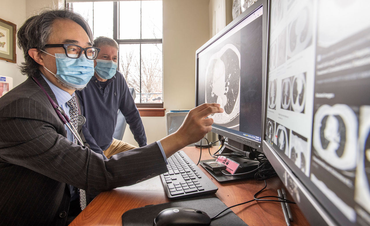 أطباء يدرسون صور أشعة على شاشات الكمبيوتر