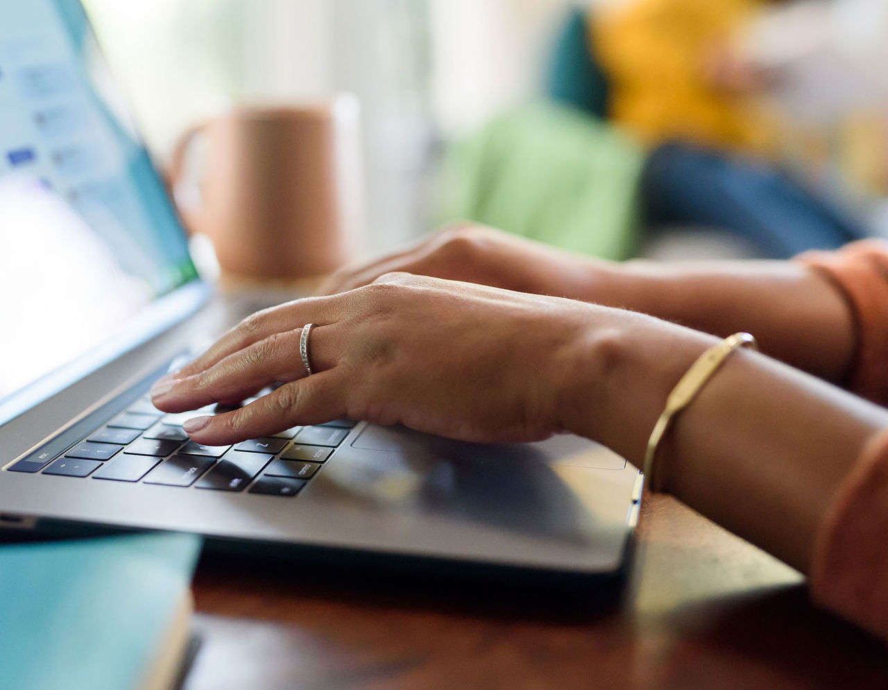 امرأة تكتب على جهاز كمبيوتر محمول للتواصل مع فريق ماس جنرال بريغهام للمرضى الدوليين