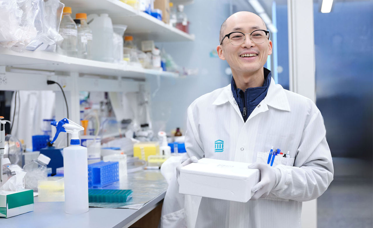 Ryoichi Suzuki in a lab