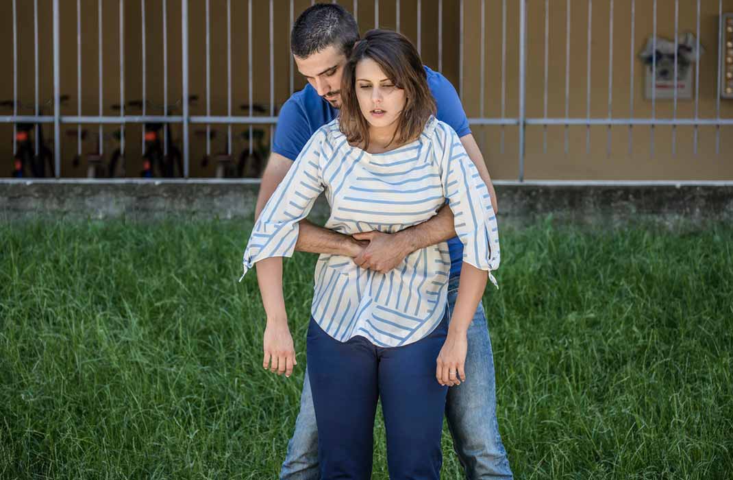 Man performs Heimlich maneuver on choking woman