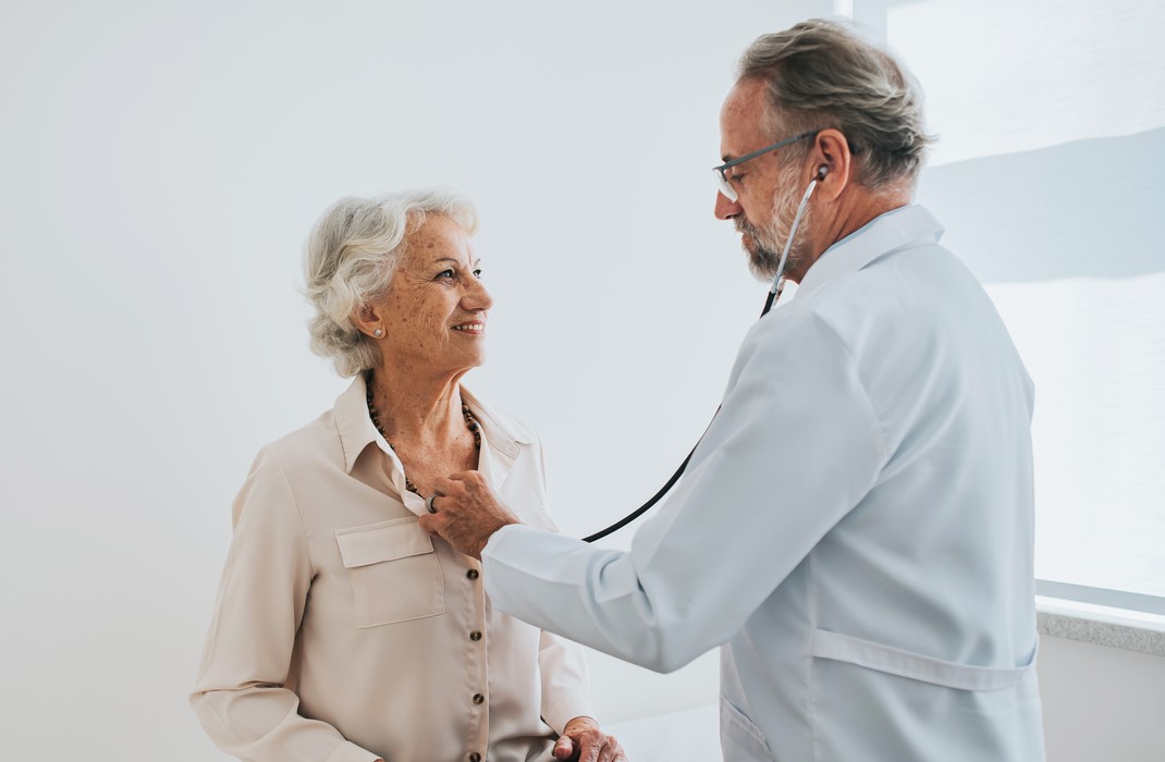 Doctor examines patient with COPD symptoms