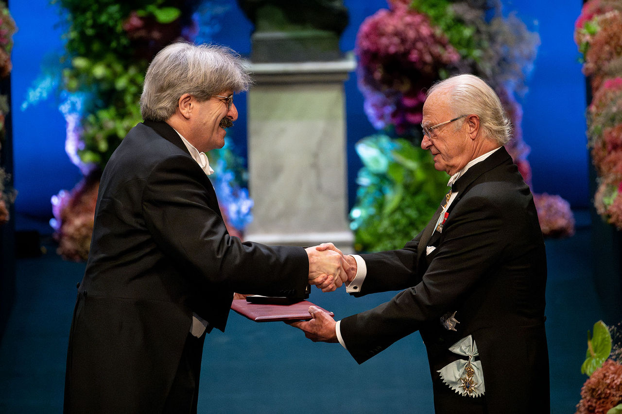 Gary Ruvkun receiving his Nobel Prize from H.M. King Carl XVI Gustaf of Sweden at Konserthuset Stockholm on 10 December 2024. © Nobel Prize Outreach. Photo: Nanaka Adachi