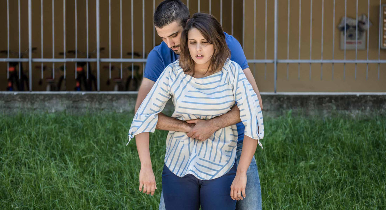 Man performs Heimlich maneuver on choking woman