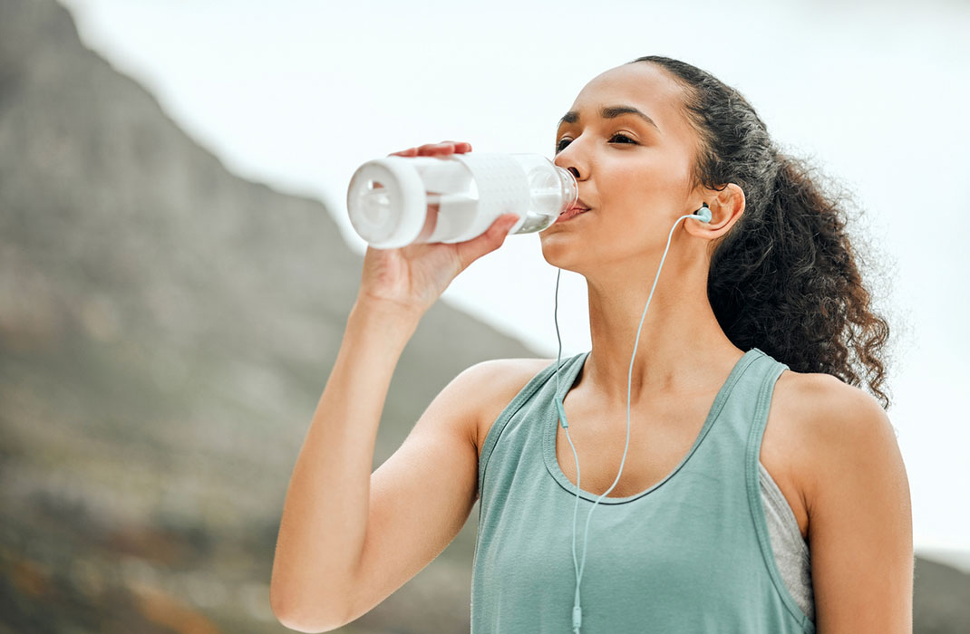  Stay hydrated to help prevent muscle cramps during workouts. 