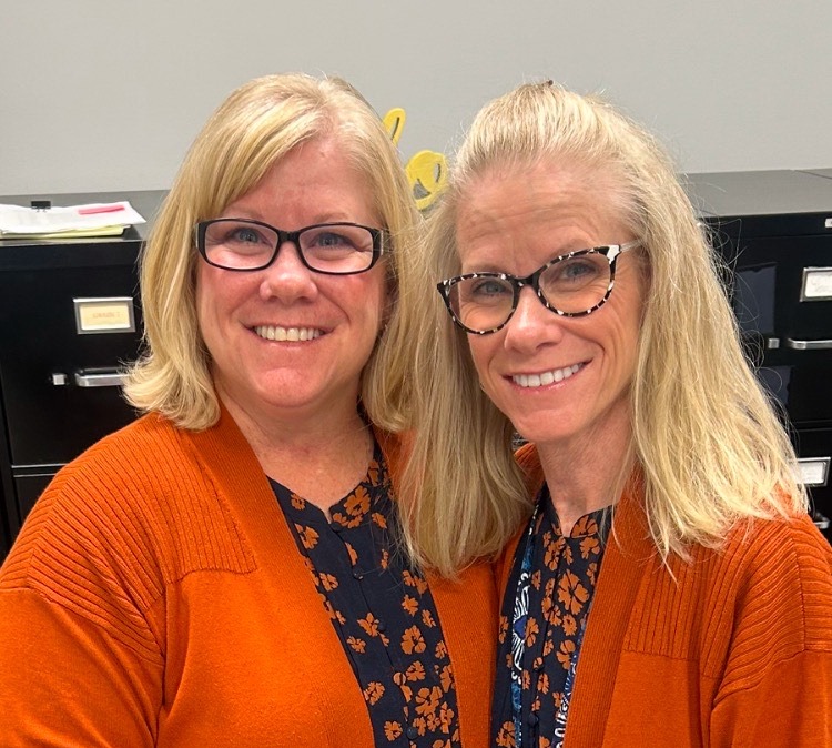 Kimmer Wright with her twin sister, Kelly