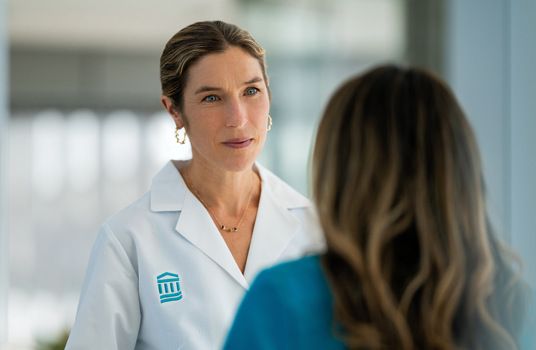 Sarah Wakeman, MD talks with a woman
