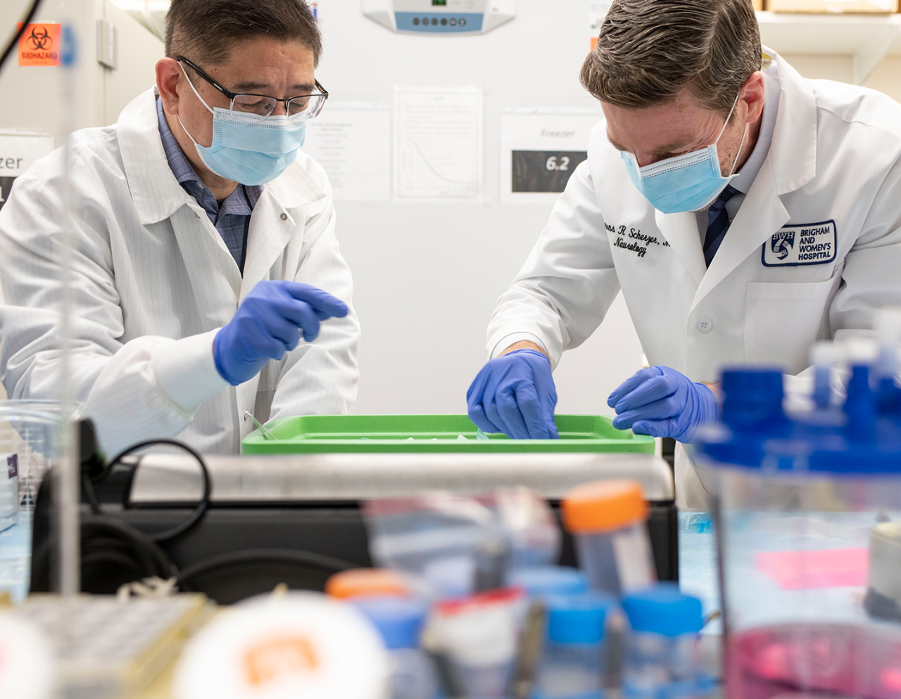 Zhixiang Liao and Clemens Scherzer in laboratory