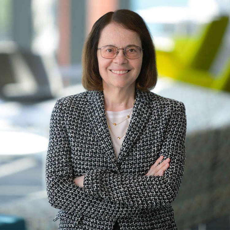 Anne Klibanski, MD, está de braços cruzados